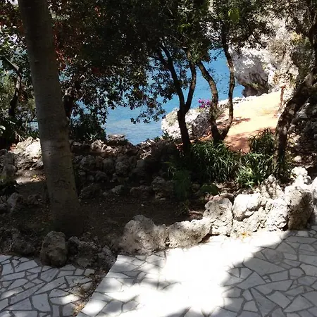 La Spiaggetta Di Stazzo Bed & Breakfast *
